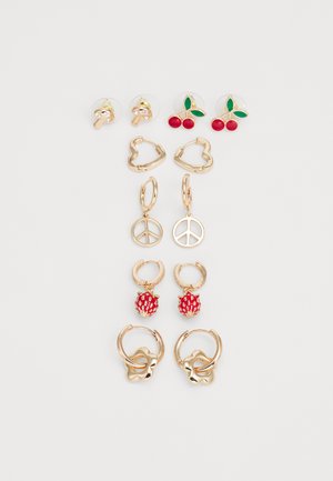 Ensemble de boucles d'oreilles en métal doré, avec des designs comprenant des cerises, des cœurs, des signes de paix et des fraises, avec un mélange de finitions brillantes et texturées.