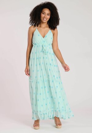 Helles blaues Maxikleid mit V-Ausschnitt und verstellbaren Trägern, das ein fließendes, geschichtetes Design, kleine blaue Rautenmuster und einen Bindegürtel aufweist.