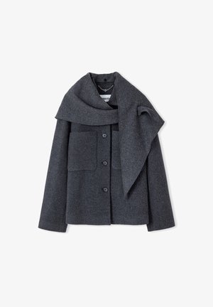 Chaqueta de mezcla de lana gris con un cuello doblado, cierre frontal de botones, dos bolsillos de parche y un detalle de bufanda adjunta.