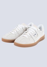 Sneakers in suede bianco con suola in gomma, collare imbottito e lacci bianchi. Presentano un'etichetta con il logo sul lato e dettagli cuciti.