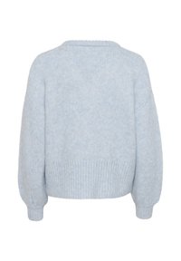 Hellblauer, flauschiger Strickpullover mit geripptem Saum und Bündchen, entspannt geschnitten mit überschnittenen Schultern, ohne Verzierungen.