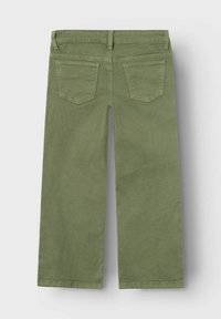 Pantalons à jambes larges vert olive avec une texture lisse, dotés d'une taille mi-haute et de deux poches arrières en forme de diamant classique.