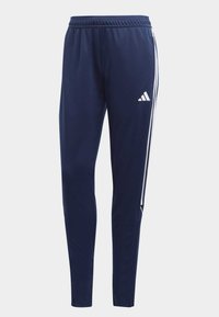 Marineblauwe sportbroeken met een slim fit, elastische tailleband, witte zijkanten en een wit Adidas-logo op de linkerdij.