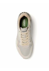Sneaker beige con una combinazione di materiali lisci e testurizzati. Presenta un colletto imbottito, lacci e una soletta verde con il testo "Hoff Washington".