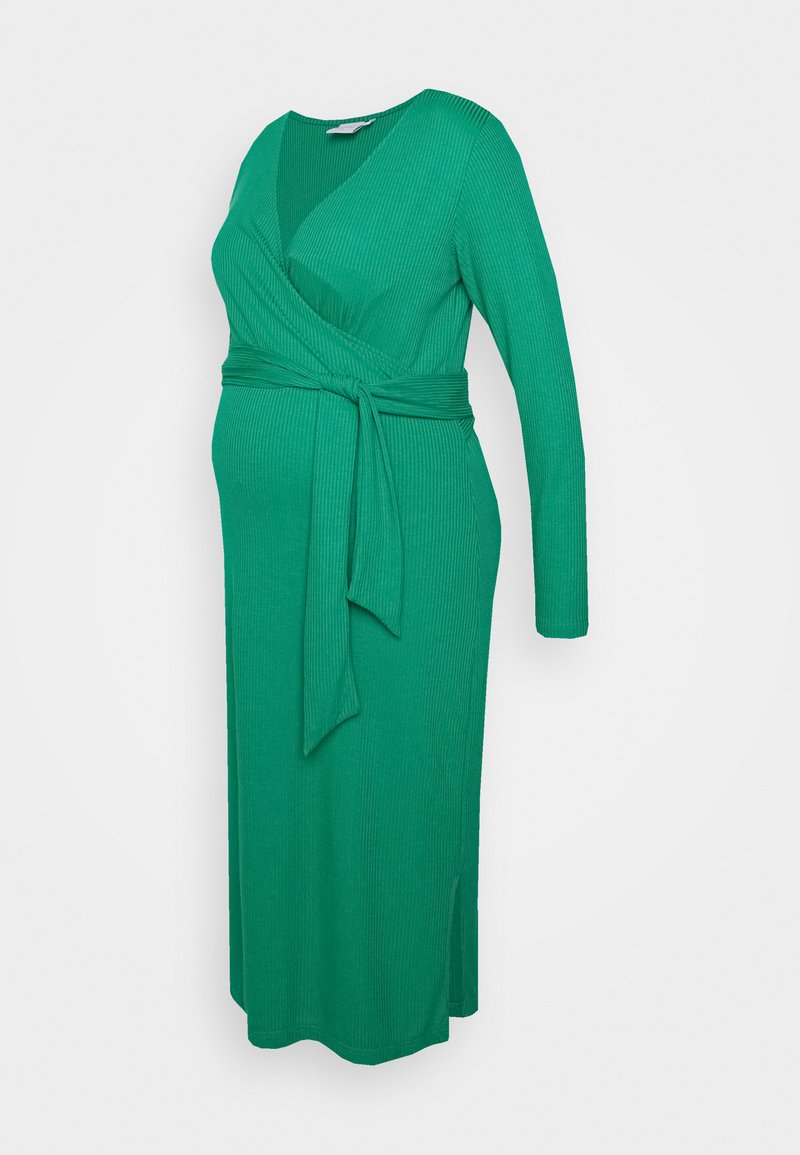 Vestido de maternidade verde com riscas, design cruzado, mangas longas, cintura atada e uma fenda lateral, apresentando uma textura suave e tecido macio.