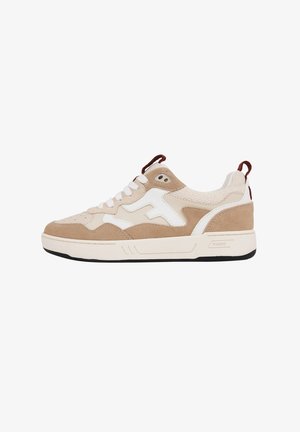 Beige Wildleder- und weiße Leder-Sneaker mit gepolstertem Kragen, strukturierten Akzenten und einer schwarzen Gummi-Außensohle. Schnürsenkel in Weiß, Ziehschlaufe in Braun.