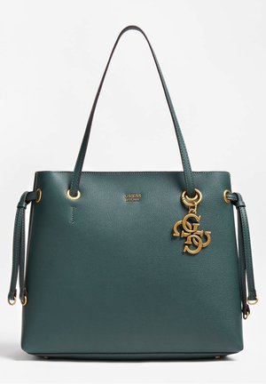 Teal leren tote bag met gouden hardware, voorzien van verstelbare schouderbanden en een afneembare charm met logoletters. Gladde textuur, gestructureerd ontwerp.