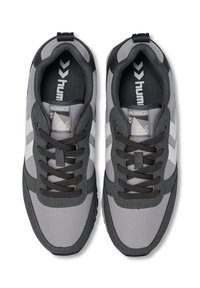 Szare sneakersy z teksturowaną górą z tkaniny, ciemnoszare akcenty, trzy białe paski oraz czarne sznurówki; logo i szczegóły modelu na języku.