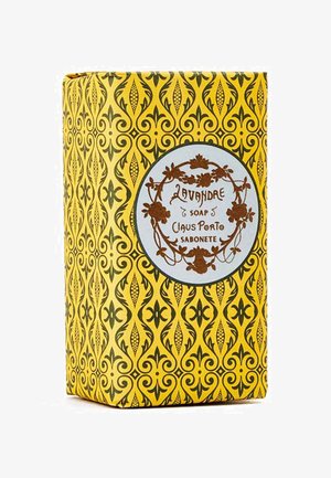Gelbe Box mit filigranen schwarzen Blumenmustern, mit einem runden Etikett und blauem sowie braunem Text, das "Lavande, Seife, Claus Porto" besagt.