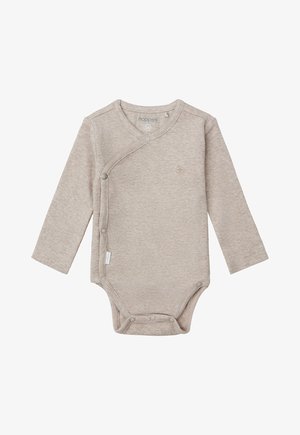 Lys beige ribbet baby bodystocking med lange ærmer, v-hals, trykknap lukning på siden og en lille logo detalje nær kraven.
