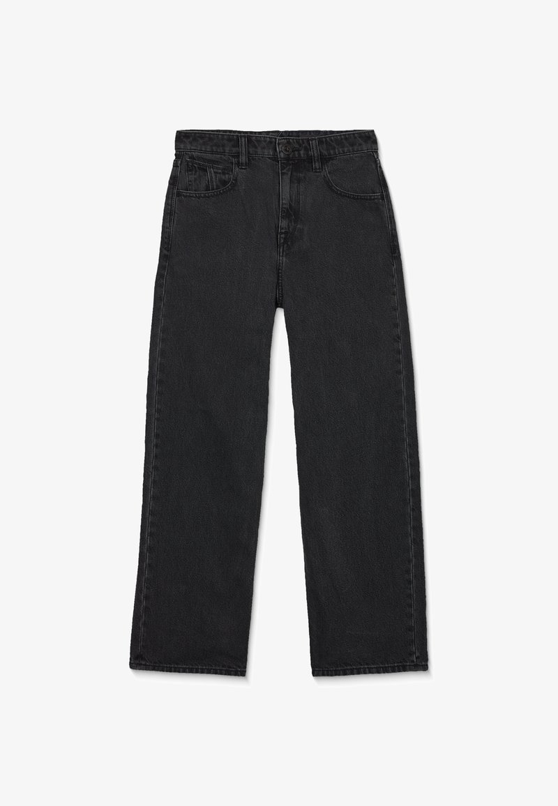 Jean noir droit avec cinq poches, passants de ceinture et fermeture avant avec bouton et fermeture éclair.