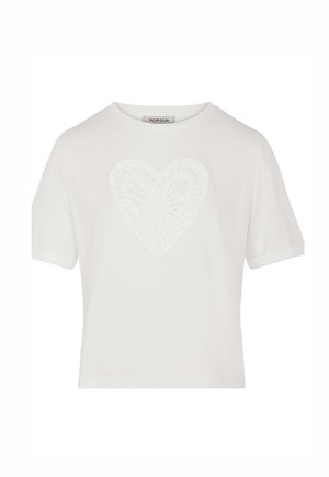 Top corto blanco de manga corta con un patrón texturizado de corazones en el frente y un escote redondo, etiquetado como Morgan.