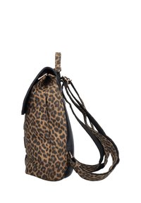 Mochila con tela de estampado de leopardo y solapa negra, que cuenta con correas ajustables de estampado de leopardo y un compartimento con cremallera en el lateral.