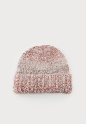 Gorro de punto suave en tonos mezclados de rosa, blanco y gris con un borde acanalado doblado y una pequeña etiqueta metálica de marca.