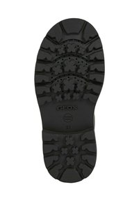 Suola di scarpa in gomma nera con un motivo di battistrada multidirezionale, logo del marchio e fori di ventilazione per traspirabilità. Taglia contrassegnata come 27.