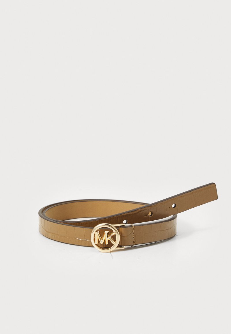 Cognackleurige leren riem met krokodillenembossing, voorzien van een gouden ronde gesp met het "MK"-logo. Verstelbaar met meerdere gaten voor maatflexibiliteit.