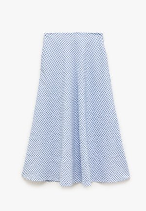 Hame flared yang menampilkan pola kotak-kotak biru dan putih, terbuat dari kain ringan dengan tekstur halus, jatuh tepat di bawah lutut.