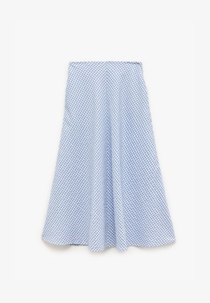 En udvidet nederdel med et blåt og hvidt ternet mønster, lavet af letvægtsstof med en glat tekstur, der falder lige under knæet.