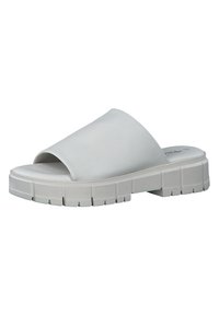 Sandalia de slip-on gris claro con una tira ancha y suela texturizada. Presenta un material suave, suela gruesa y diseño de punta abierta.