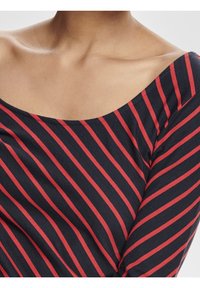 Schwarz-rot gestreiftes Top mit weitem Rundhalsausschnitt und enganliegenden Ärmeln, aus einem weichen, elastischen Stoff mit glatter Textur.
