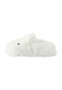 Weiße flauschige Hausschuhe mit runder Form, die ein weiches Äu�ßeres, einen kleinen Umschlag, der Ohren ähnelt, und einen schwarzen Knopf als Augendetail besitzen.