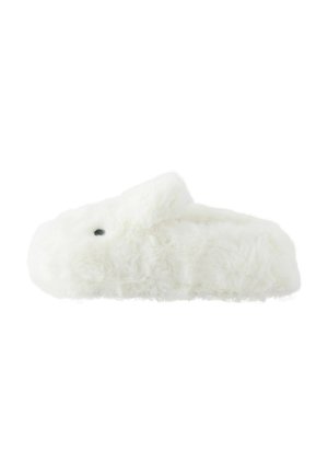 Vit fluffig toffel med rund form, med en mjuk yta, en liten flap som liknar öron och en svart knapp för ögondetaljen.