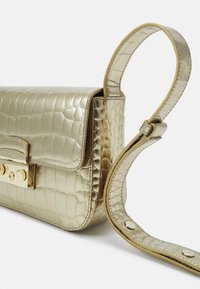 Sac à main en or métallisé avec une texture crocodile, de forme rectangulaire et doté d'un rabat avant. Comprend des garnitures dorées et une bandoulière amovible.