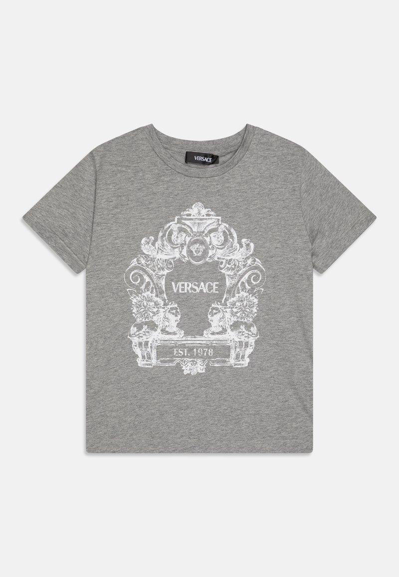 Camiseta gris de manga corta con un gráfico blanco ornamentado que presenta leones y "VERSACE EST. 1978" inscrito en el centro. Material de algodón.