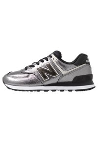 Scarpa da corsa metallic silver con accenti neri, superiori sintetici, suola in gomma, design con lacci e logo sul lato e sul tallone.