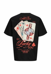 Zwarte t-shirt met korte mouwen met speelkaartsymbolen, tekst in het rood en een losse fit. Versierd met "Lucky You" en "Law of Attraction."