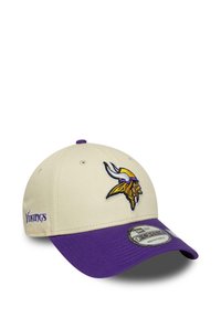 Vikings-Cap mit beigem Oberteil, lila Schirm, gesticktem Logo und lila Akzentdetails. Verfügt über einen verstellbaren Riemen für eine optimale Passform.