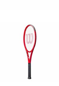 Rode tennisracket met witte snaren, ovale kop en een gestructureerde zwarte grip. Kenmerkt een vet wit logo op het frame. Lichtgewicht ontwerp.