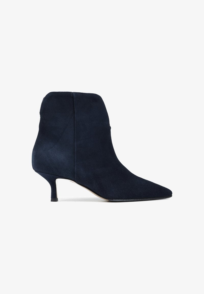 Granatowe zamszowe botki za kostkę z owalnym noskiem i niskim obcasem typu kitten heel, charakteryzujące się gładką fakturą i bezszwowymi wykończeniami.