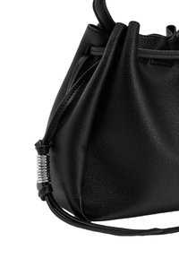 Czarna torebka z teksturowanej skóry z zapięciem na sznurek i metalowym detalem spiralnym na pasku, przedstawiona na białym tle.