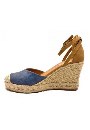 Wedge espadrille met een blauwe geweven stof bovenkant en een beige geweven jute zool. Voorzien van een tan enkelband en een ronde neus met een gevlochten ontwerp.