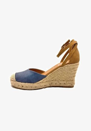 Wedge-Espadrille mit einem blauen strukturierten Obermaterial und einer beigefarbenen, gewebten Jutesohle. Verfügt über einen braunen Knöchelriemen und eine runde Zehenpartie mit geflochtenem Design.