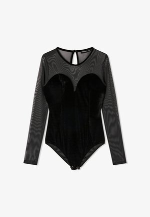 Body nero con un corpo in velluto e maniche lunghe in rete trasparente, scollatura a forma di cuore e chiusura a pressione sul fondo.