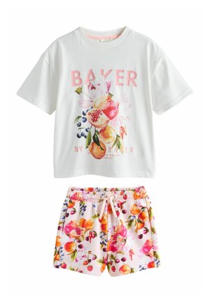 Bílá košile s krátkým rukávem s růžovým nápisem „BAKER“ a potiskem ovoce, kombinovaná s kraťasy se vzorem ovoce a pružnou značkou v pase.