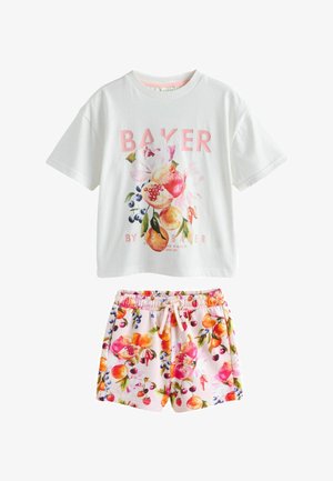 Weißes Kurzarmhemd mit pinkem "BAKER"-Schriftzug und Fruchtprint, kombiniert mit passenden Shorts mit elastischem Bund und Fruchtmuster.