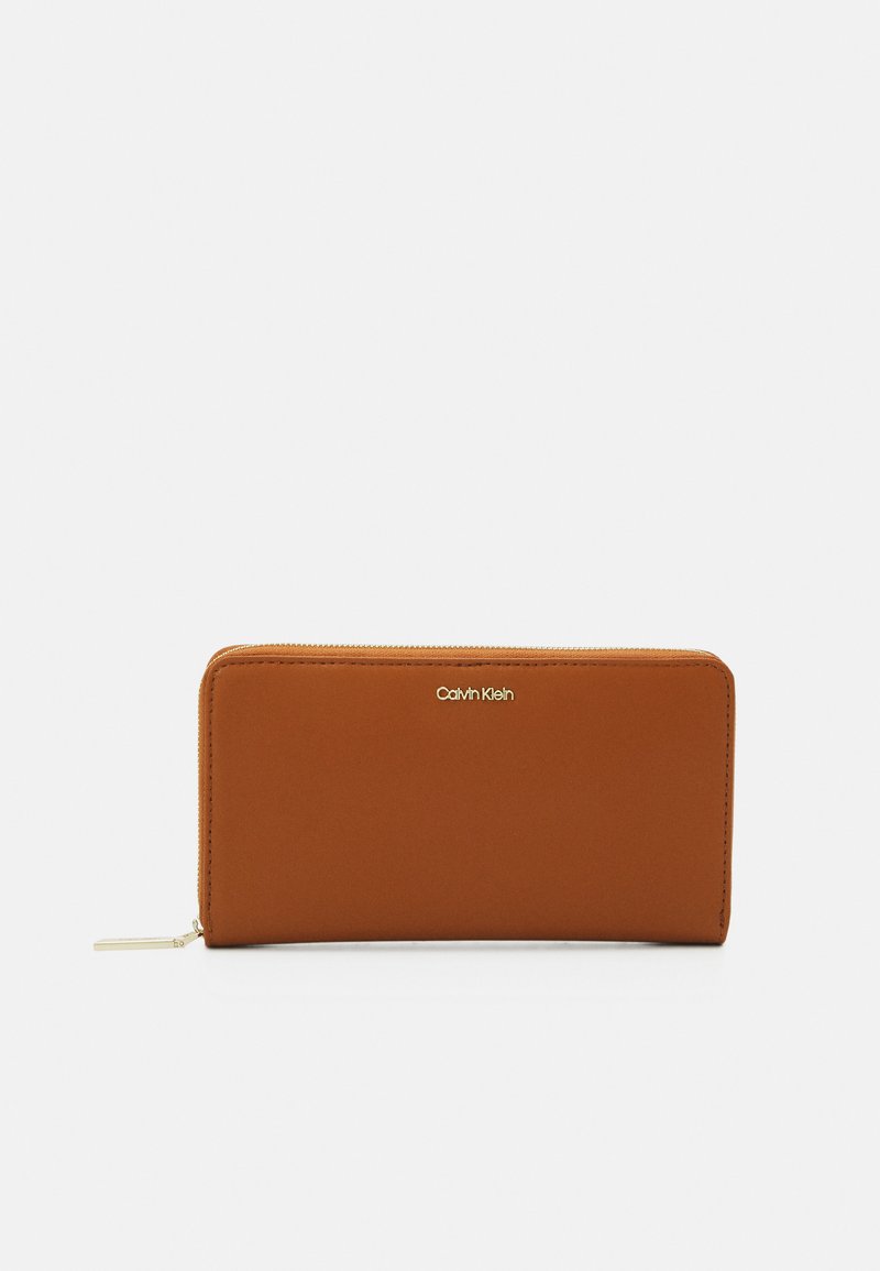 Calvin Klein MUST WALLET XL - Portefeuille - cognac
