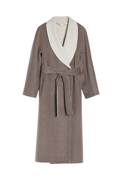 Long manteau en laine marron avec un large col châle beige clair, ceinture attachée à la taille et poches latérales, présenté sur fond blanc.