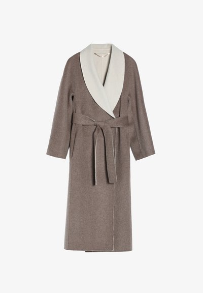 Long manteau en laine marron avec un large col châle beige clair, ceinture attachée à la taille et poches latérales, présenté sur fond blanc.