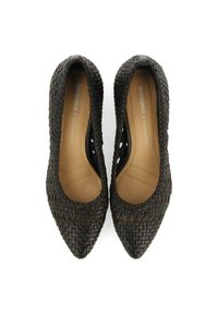 Bailarinas negras trenzadas con punta afilada y diseño con corte, interior liso en tono marrón claro. Superficie texturada con una silueta elegante, ideales para un uso casual.