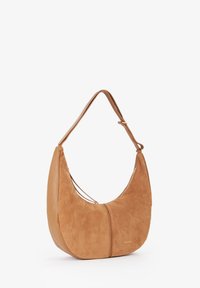 Torebka w kształcie półksiężyca z zamszu i skóry w kolorze tan, z jedną regulowaną rączką na ramię oraz złotym suwakiem.
