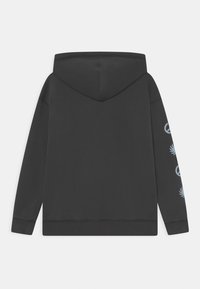 Felpa con cappuccio nera a maniche lunghe, con design stampati di colore azzurro chiaro sulla manica destra. Tessuto morbido e vestibilità basic.