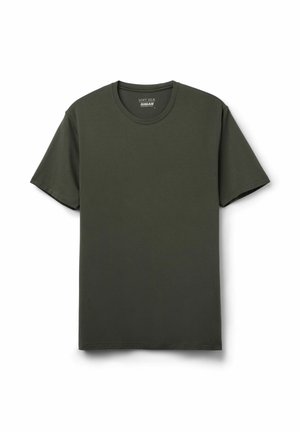 Ensfarvet mørkegrøn kortærmet t-shirt med rund hals, lagt fladt på hvid baggrund med blødt silke stofmærke inde i kraven.