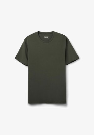 Ensfarvet mørkegrøn kortærmet t-shirt med rund hals, lagt fladt på hvid baggrund med blødt silke stofmærke inde i kraven.