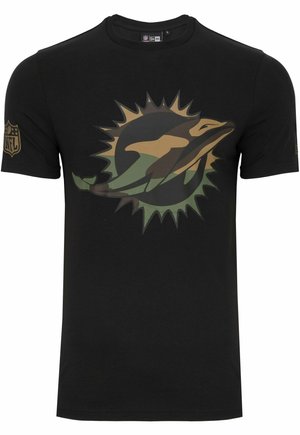 Schwarzes T-Shirt mit einem camo-farbenen Miami Dolphins Logo auf der Brust und einem NFL-Logo am rechten Ärmel.