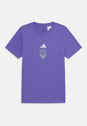 Tricou Adidas mov cu mâneci scurte, decolteu rotund și logo alb deasupra a trei dungi chevron verzi și albastre pe piept.