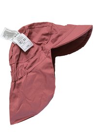 Breiter Hut in einem gedämpften Rot, aus leichtem Stoff gefertigt. Verfügt über ein gerafftes Gummiband und ein angebrachtes Pflegeetikett.